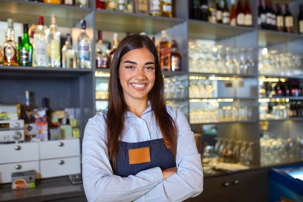 Emprendedora sonriente en su negocio